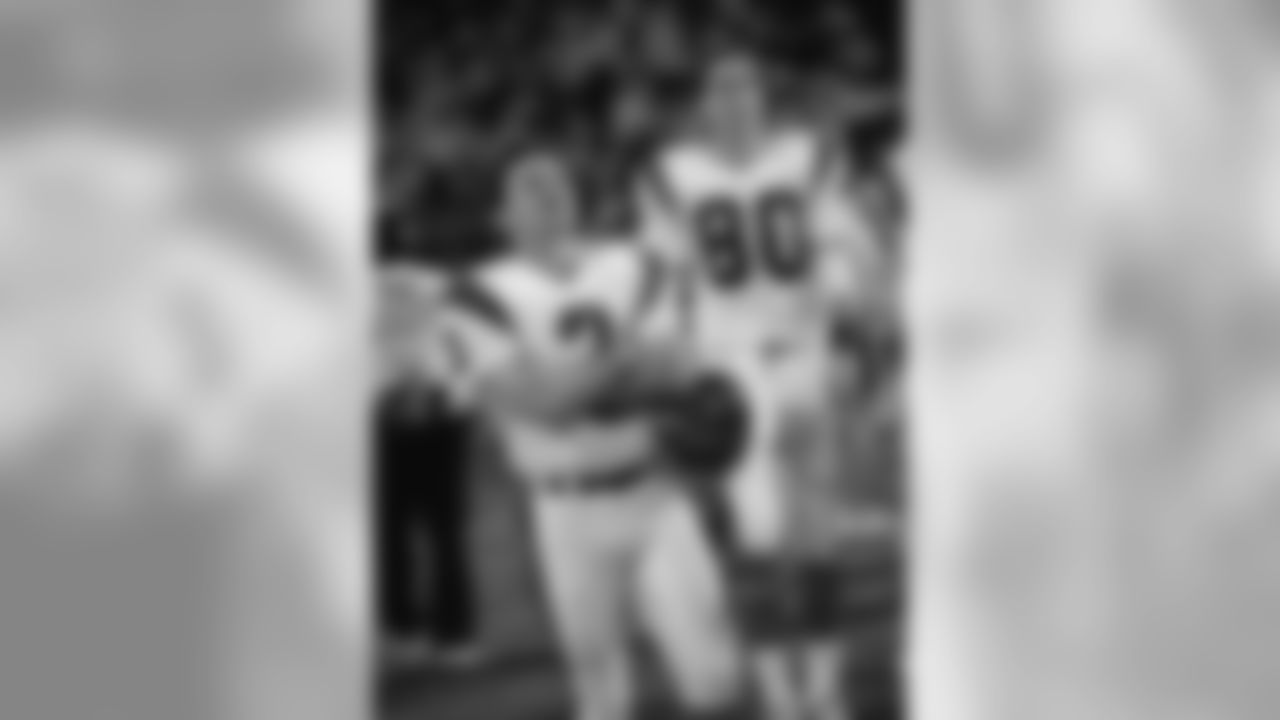Cincinnati Bengals Jim Breech (3) and Cris Collinsworth (80) stand near their bench and watch the scoreboard clock run own in the closing moments as San Francisco 49ers beat them, 20-16, to win Super Bowl XXIII in Miami Sunday, Jan. 22, 1989. Breech had three field goals in the Bengals loss. (AP Photo/Kathy Willens)