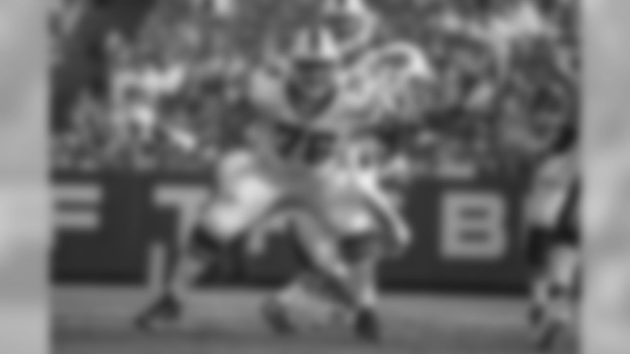 Buffalo Bills guard John Miller (76) prepares to block against the Pittsburgh Steelers, Saturday, August 29, 2015 Orchard Park, NY. The Bills defeated the Steelers 43-19. (Al Tielemans via AP Images)