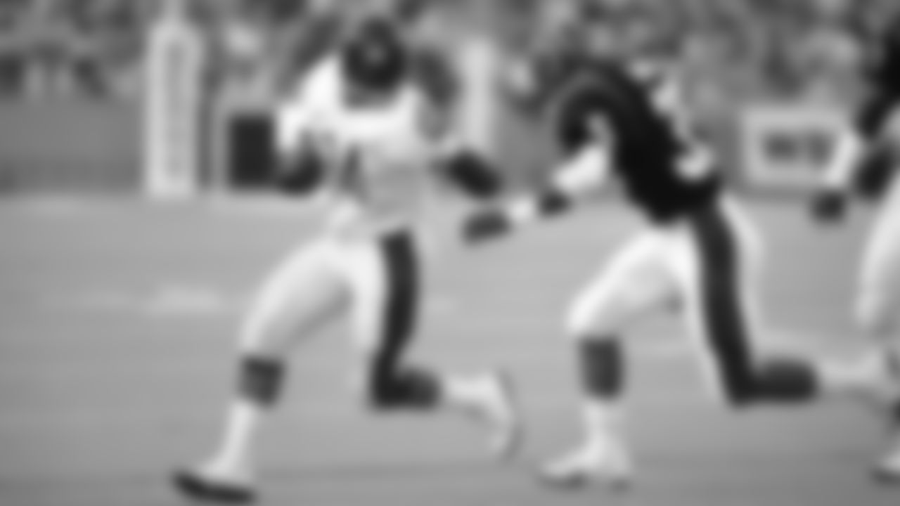 Chicago Bears Walter Payton (34) gestures to fend off Cincinnati Bengals Jimmy Turner (35) during second quarter action in 1984.