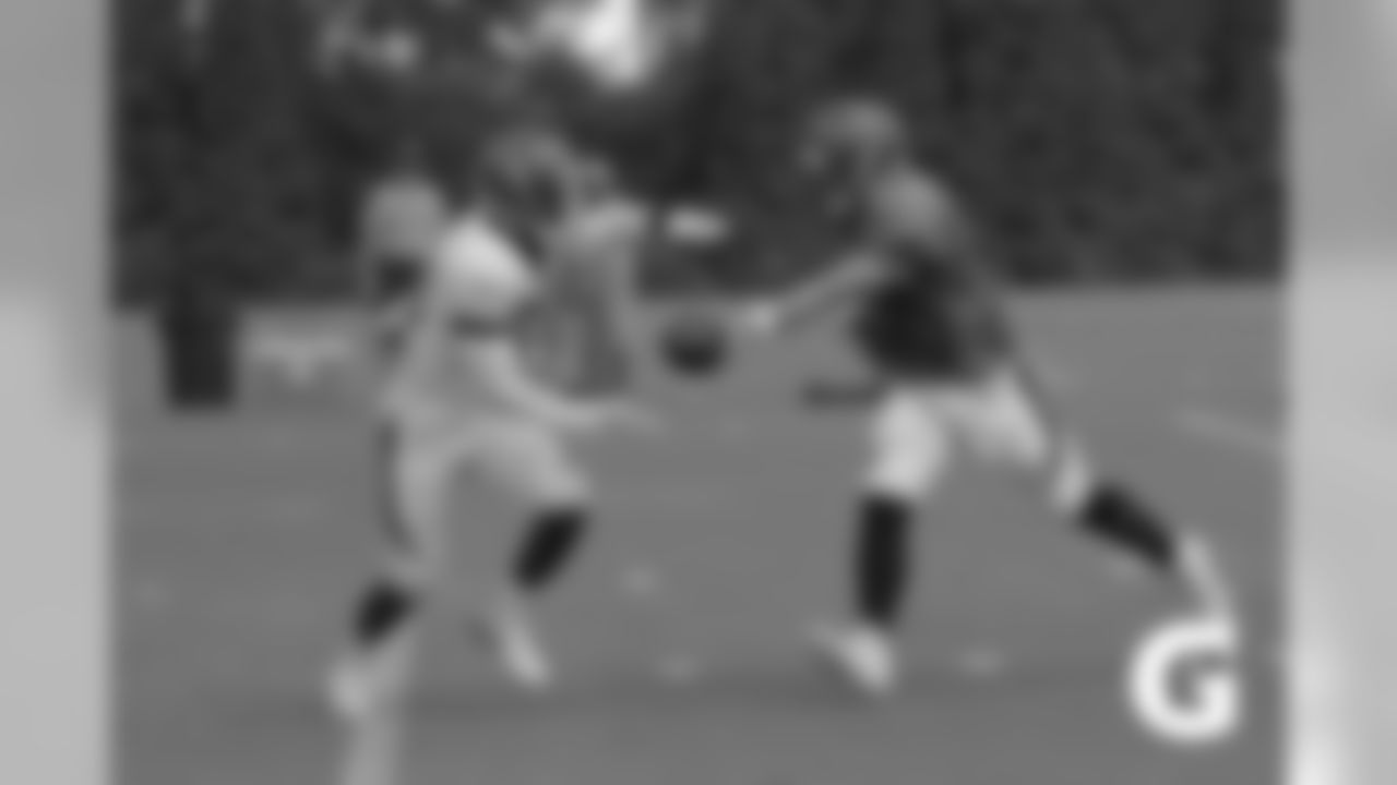 GATORADE-180806-Training_Camp-Dalton_HandOff