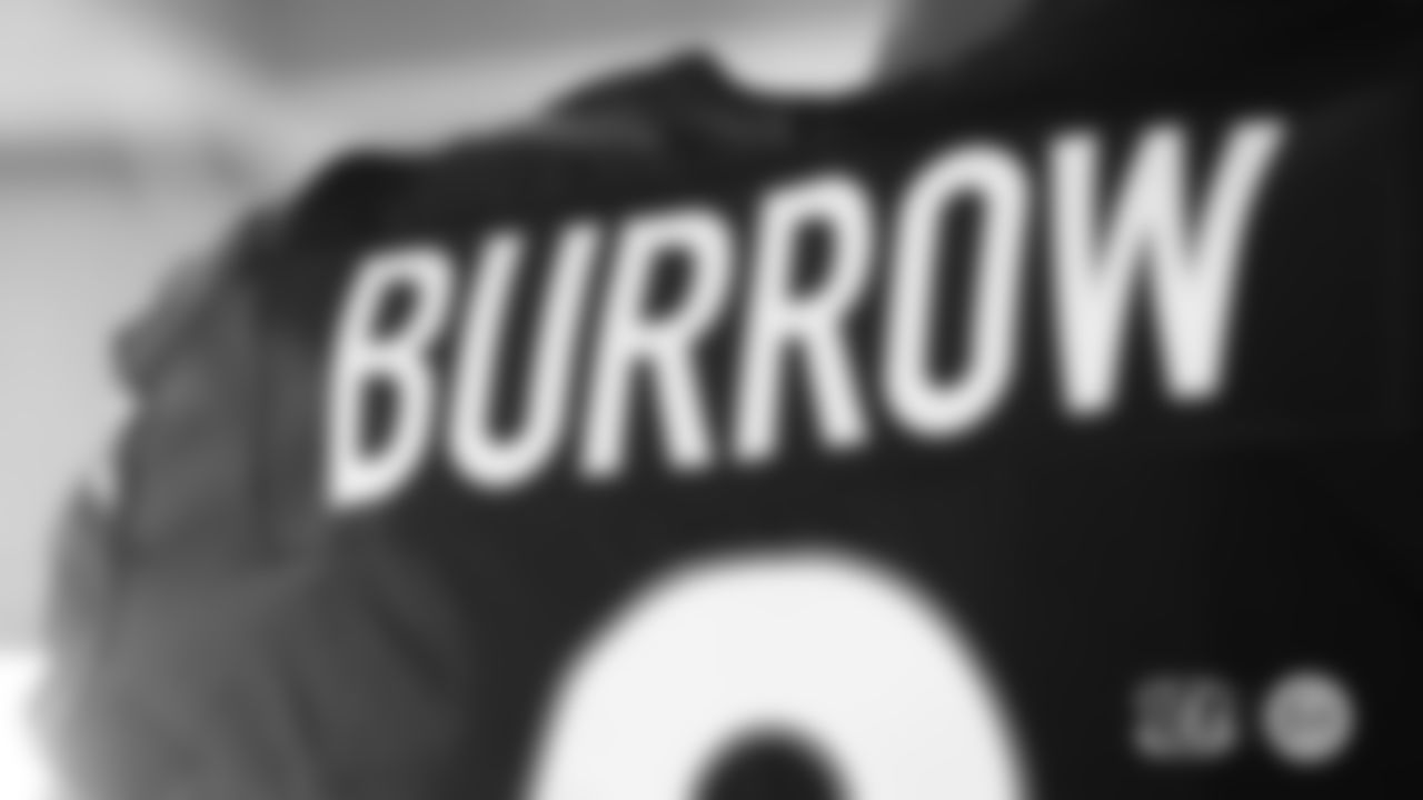 Back nameplate, Joe Burrow black jersey