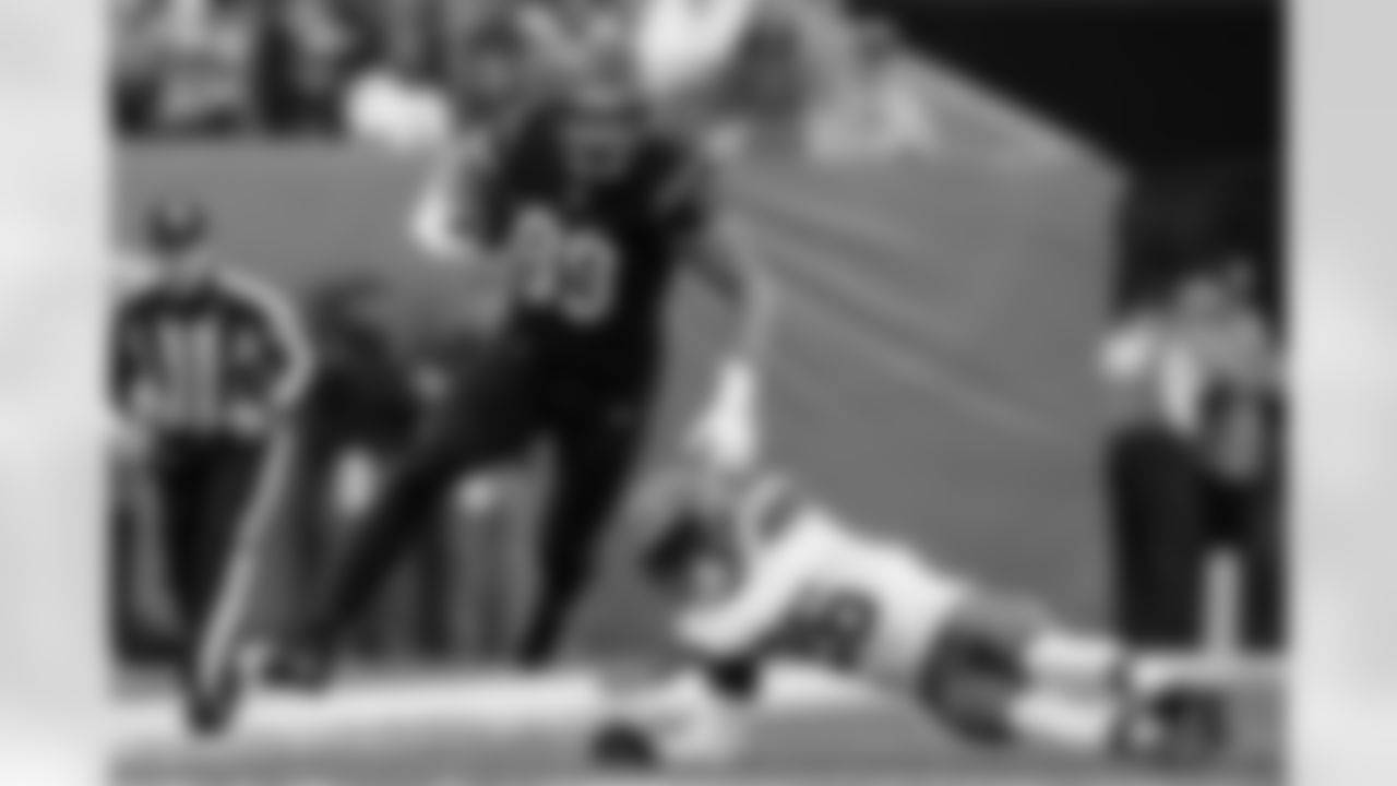 TE Drew Sample runs the ball during the Browns-Bengals game in Week 9 of the 2021 season.