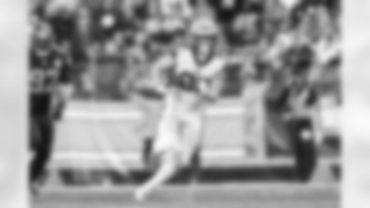 TE Hayden Hurst runs the ball during the first quarter of the Bengals-Steelers game in Week 11 of the 2022 season.