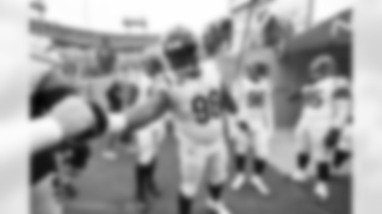 DT DJ Reader high fives a teammate before warm-ups on Sunday, November 27 before the Bengals play the Titans in Week 12 of the 2022 season.