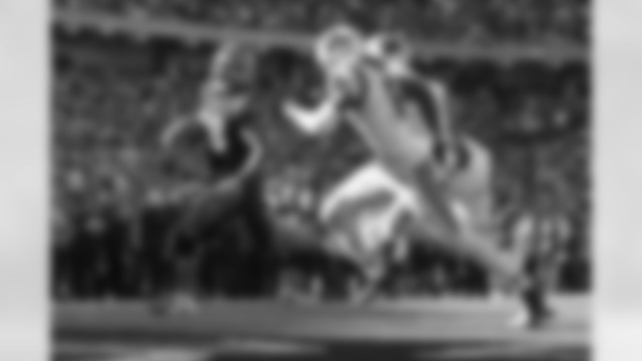 HB Joe Mixon runs into the endzone for a touchdown as he is chased by Panthers defense during the Bengals-Panthers game in Week 9 of the 2022 season at Paycor Stadium in Cincinnati, Ohio.