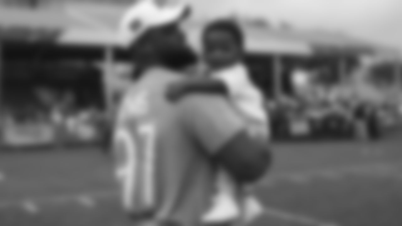 AFC lineman Geno Atkins of the Cincinnati Bengals holds his son, Gino III after Pro Bowl NFL football practice, Thursday, January 23, 2020, in Kissimmee, Fla. (Logan Bowles/NFL)