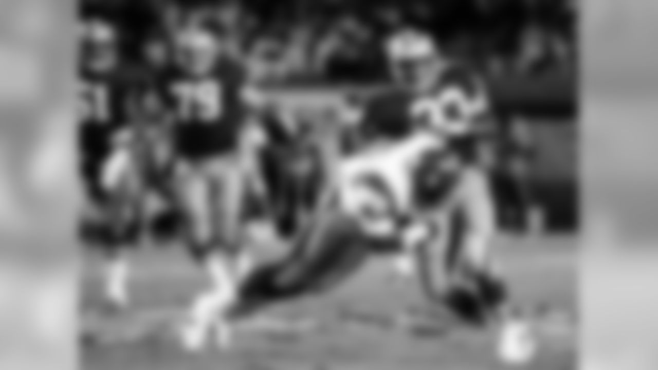 San Francisco 49ers Roger Craig (33) is tackled by Cincinnati Bengals safety Barney Bussey (27) during Super bowl XXIII on Jan. 22, 1989, at Joe Robbie Stadium in Miami. (Tony Tomsic via AP)
