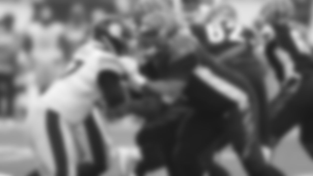 Bengals left tackle Cordy Glenn blocking in pass protection against the Pittsburgh Steelers.