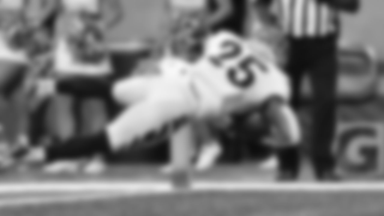 Running back Chris Evans dives to make a leaping 21-yard touchdown catch in the first quarter against the Detroit Lions.