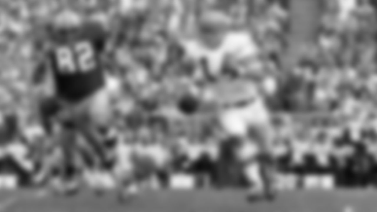 Cincinnati Bengals' Ken Anderson (14) picks up first down yardage with a quarterback draw during final quarter of game against Packers at Green Bay, Oct. 3, 1971.