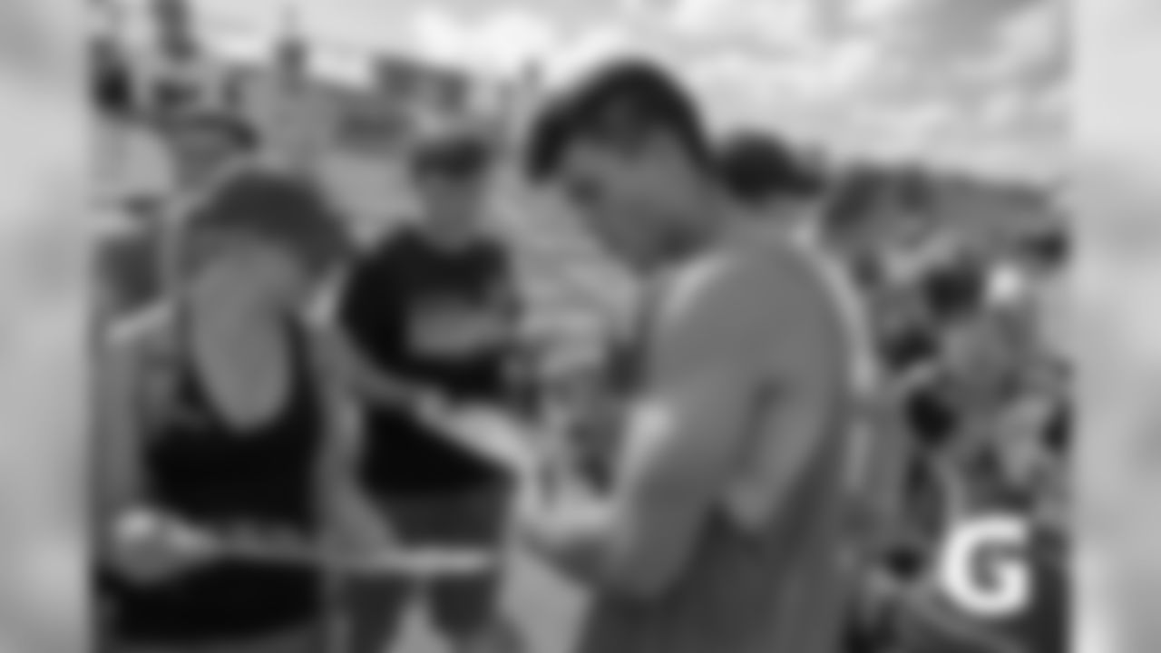 GATORADE-180806-Training_Camp-Erickson_Fans_Autographs