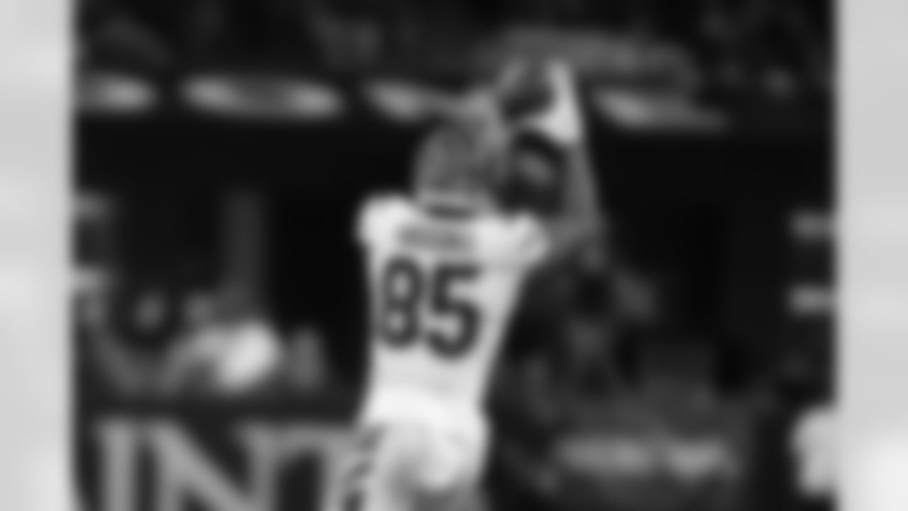 WR Tee Higgins catches a ball during the Bengals vs. New Orleans Saints Week 6 game on Sunday, October 16 2022.