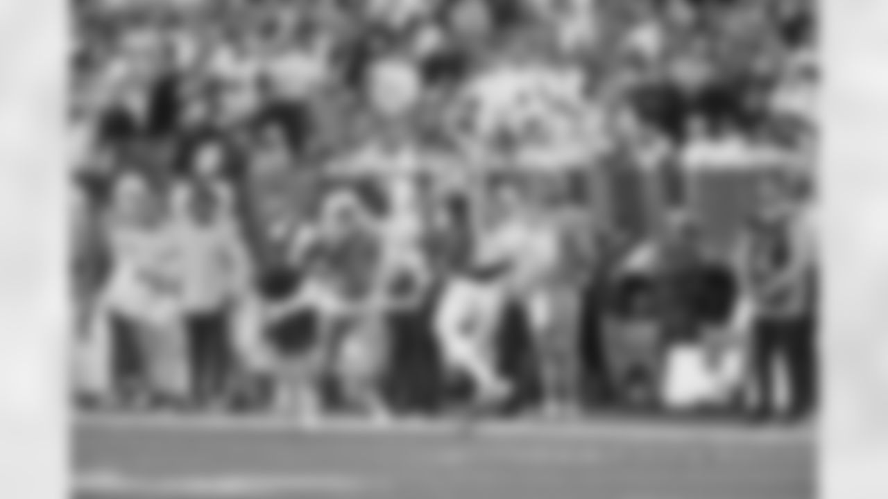 WR Tee Higgins makes a sideline catch during the Bengals vs. Miami Dolphins Week 4 game on Thursday, September 29 2022