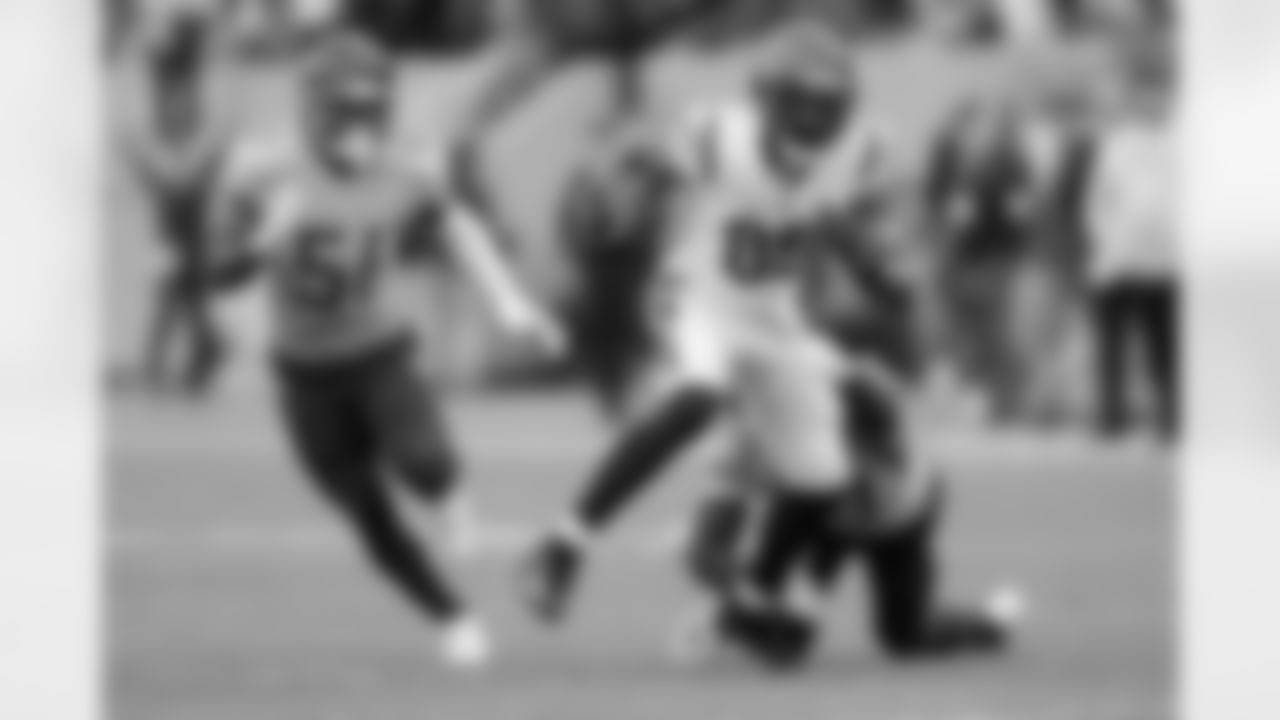 WR Tee Higgins runs the ball during the first quarter of the Bengals-Titans game on Sunday, November 27th in Week 12 of the 2022 season.
