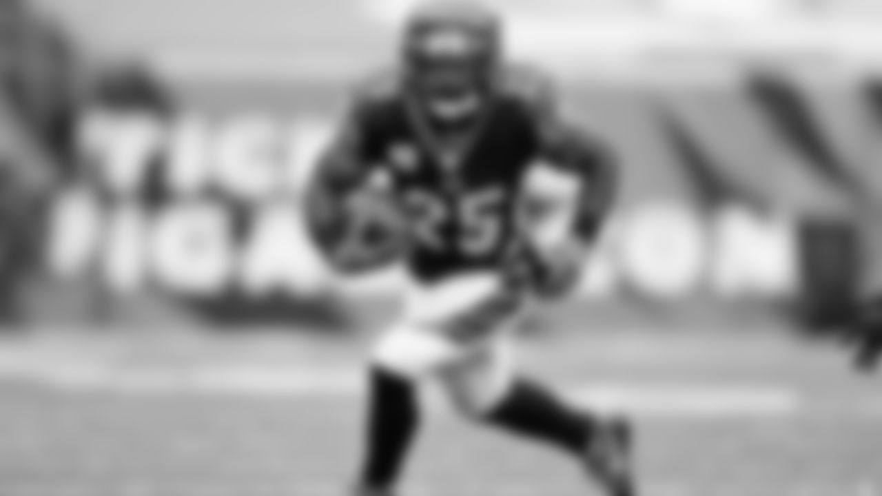 Running back Giovani Bernard carries the ball out in space against the Cleveland Browns.