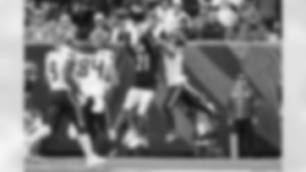 CB Mike Hilton intercepts the ball during the Seahawks-Bengals game on Sunday, October 15 in Week 6 of the 2023 season.