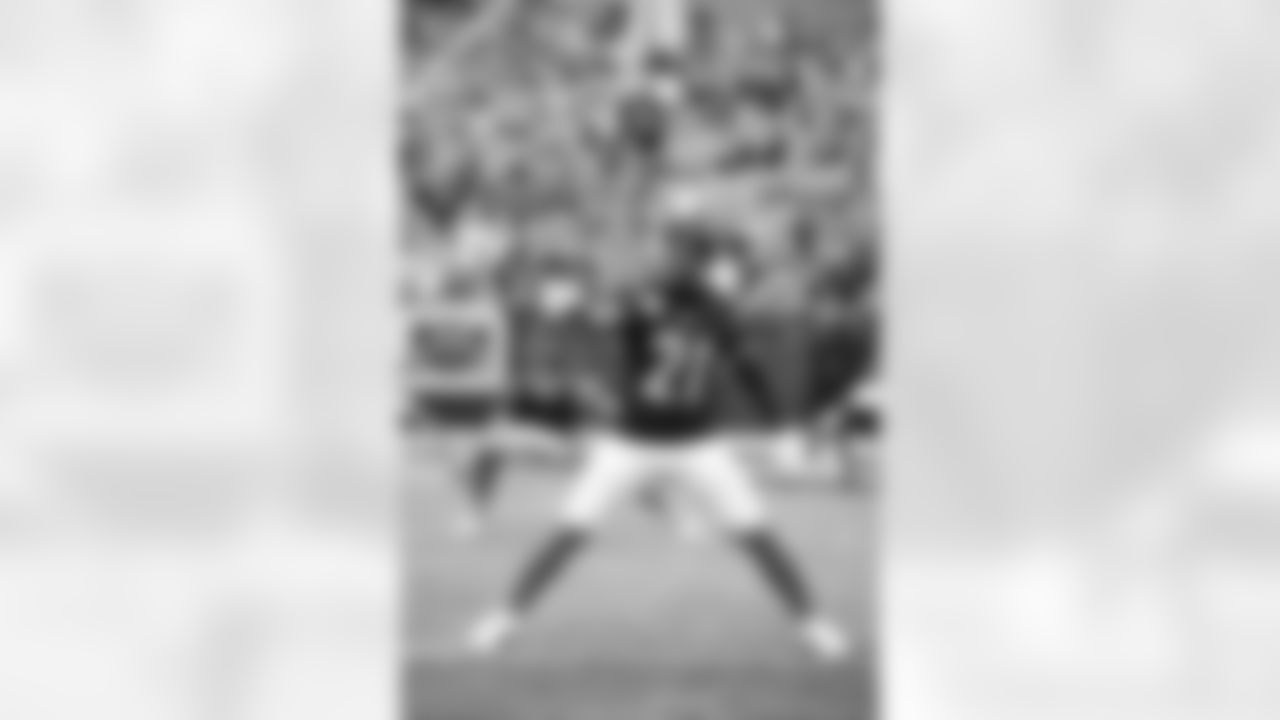 CB Mike Hilton warms up before kickoff of the Seahawks-Bengals game on Sunday, October 15 in Week 6 of the 2023 season.