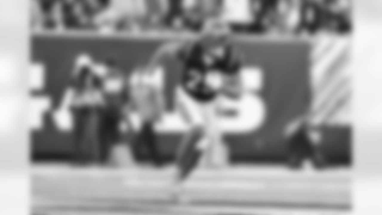 CB Cam Taylor-Britt runs the ball during the Seahawks-Bengals game on Sunday, October 15 in Week 6 of the 2023 season.