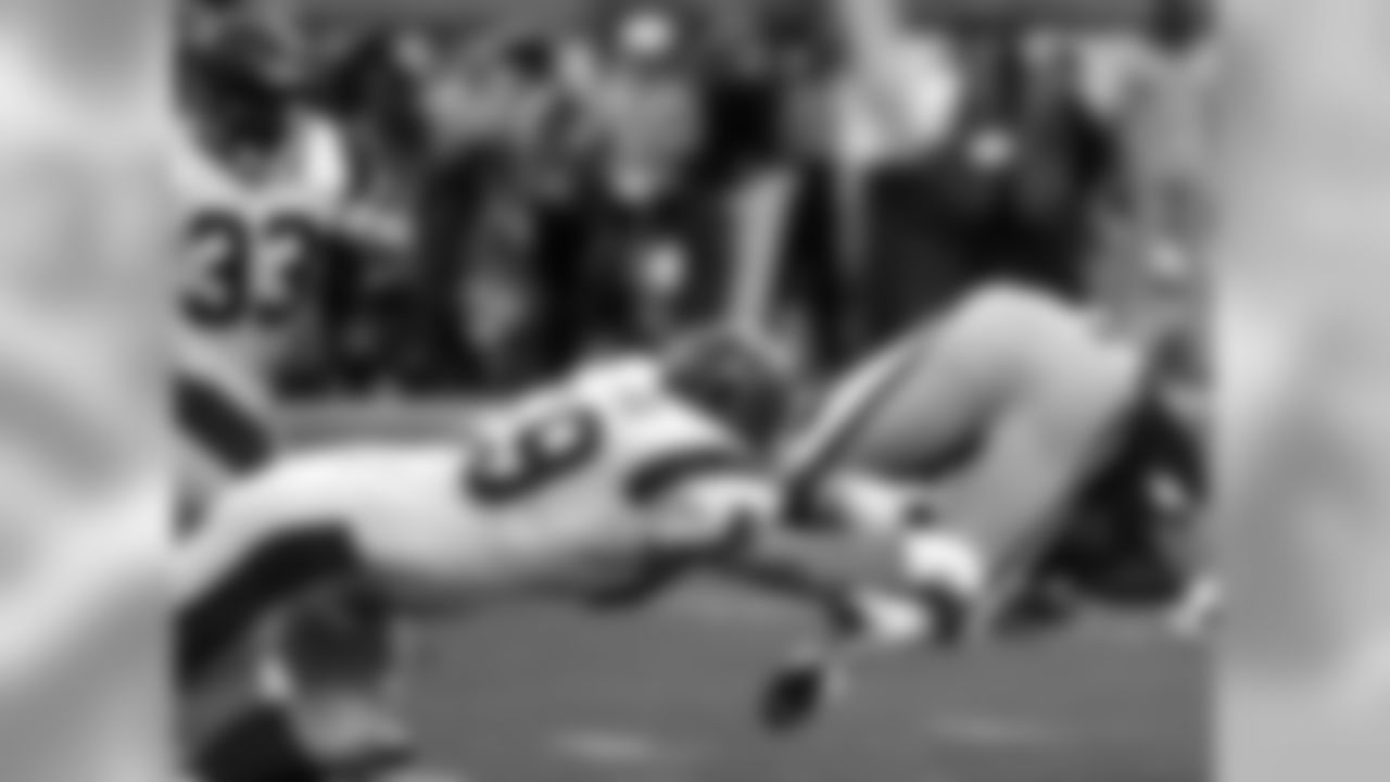 Cincinnati Bengals nose tackle Tim Krumrie (69) is seen prior to breaking his leg after tackling San Francisco 49ers, running back Roger Craig (33) during Super bowl XXIII on Jan. 22, 1989, at Joe Robbie Stadium in Miami. (Tony Tomsic via AP)