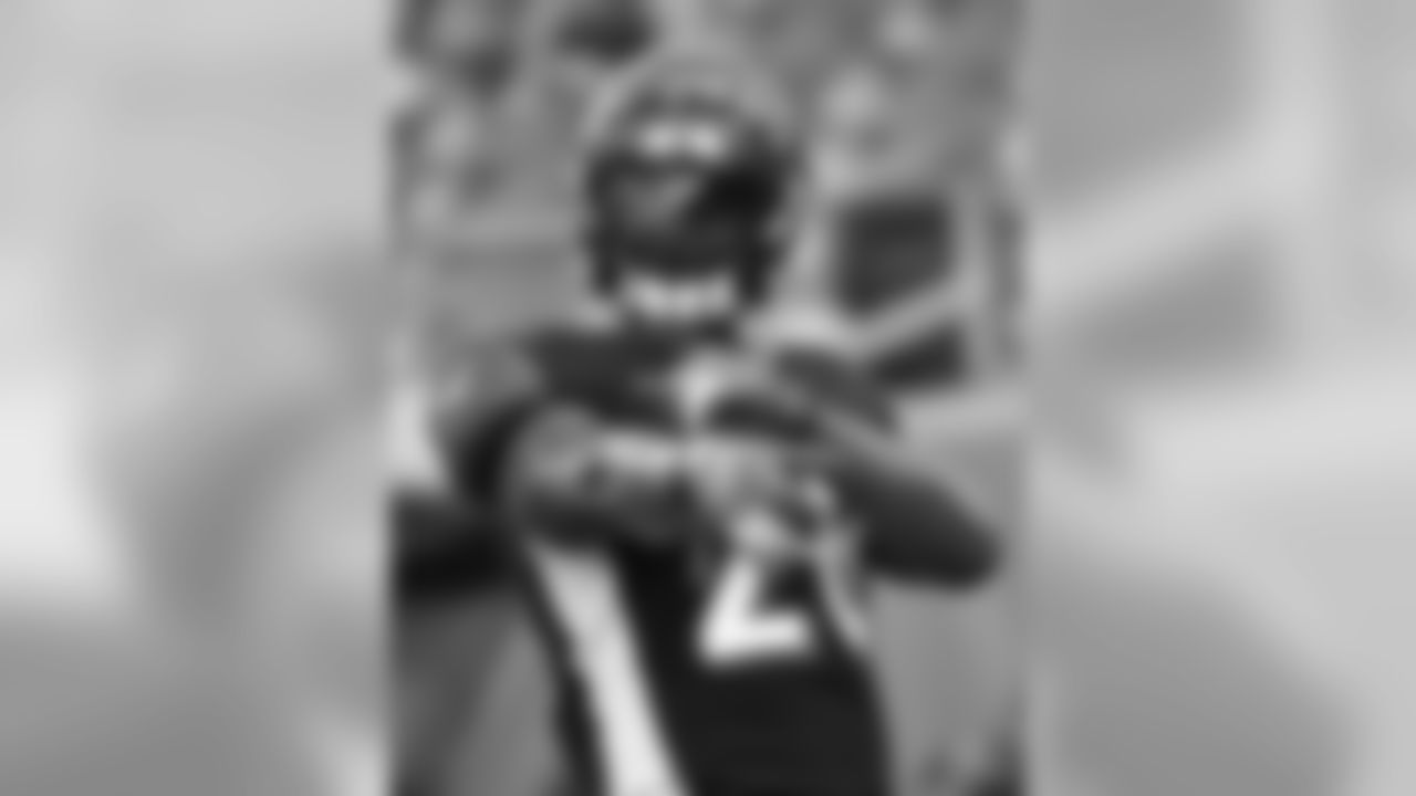 Joe Mixon points to the camera pregame before the Bengals host the Cleveland Browns.