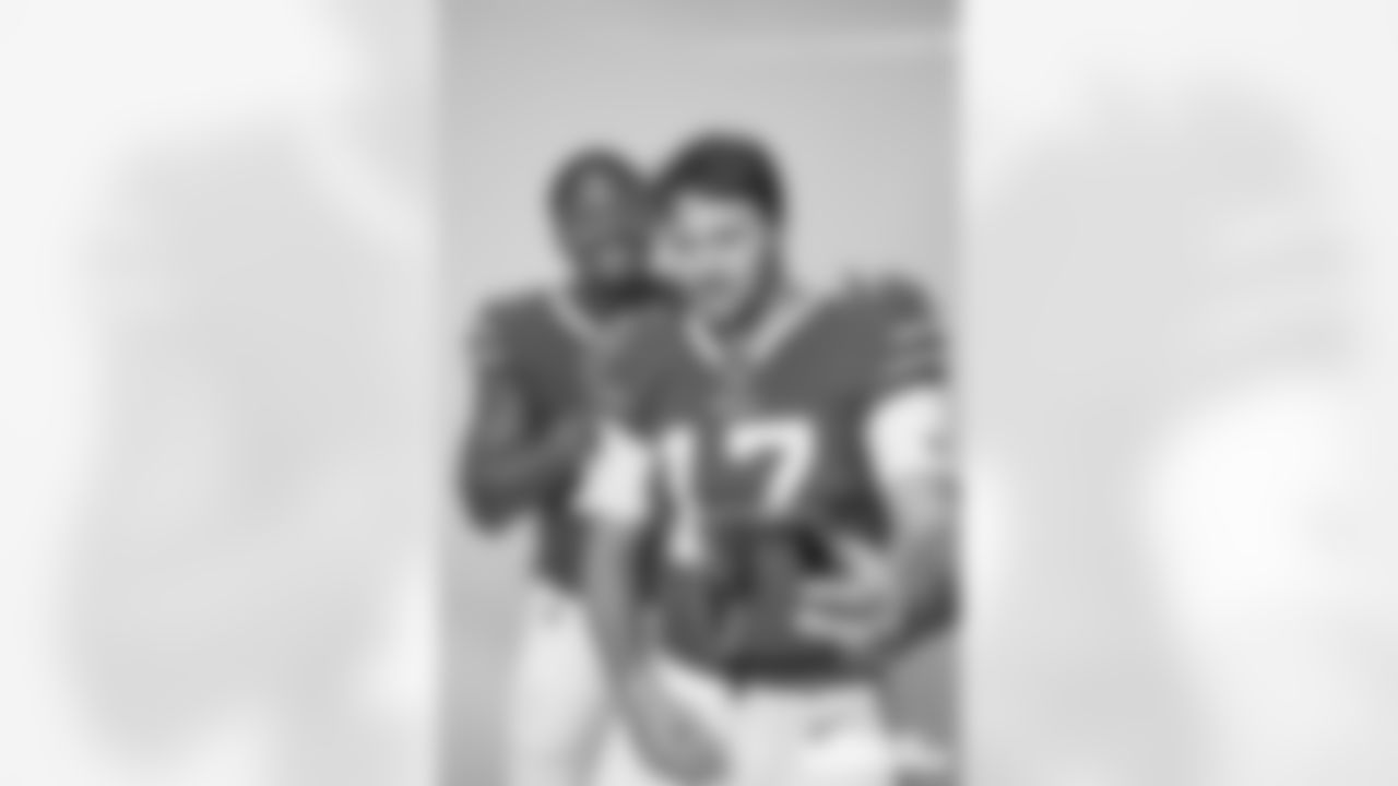 SIK: Portrait Buffalo Bills Stefon Diggs and Josh Allen
portrait
Buffalo Bills Facility
8/15/2021
X163762TK1
Credit: Jeffery A. Salter