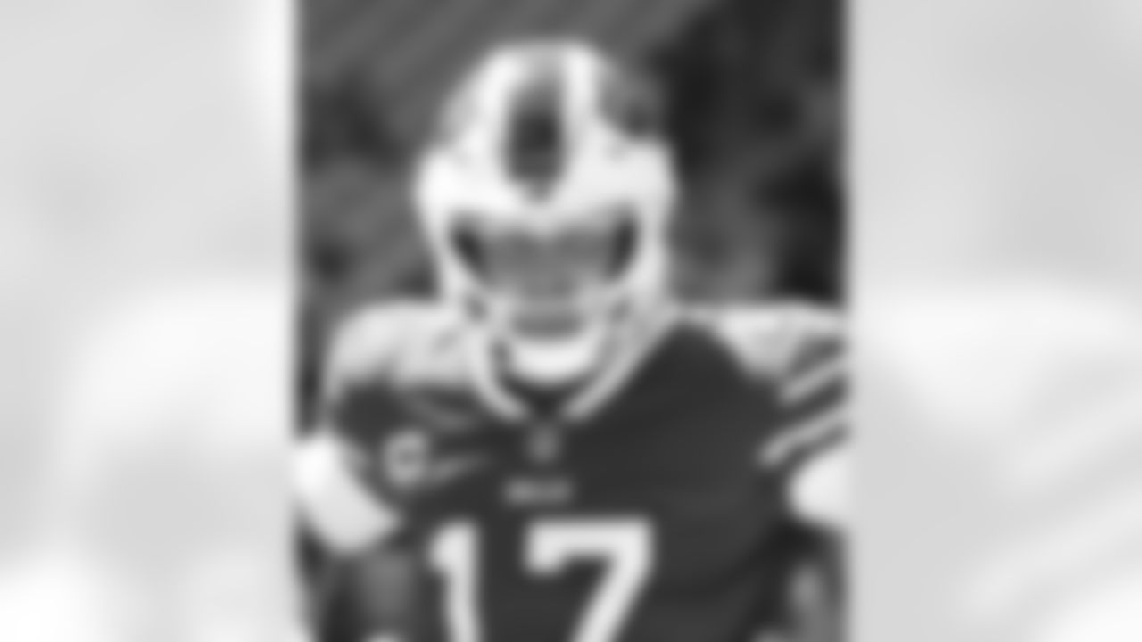 Josh Allen (17). Buffalo Bills vs Miami Dolphins, Week 3, September 25, 2022 at Hard Rock Stadium.