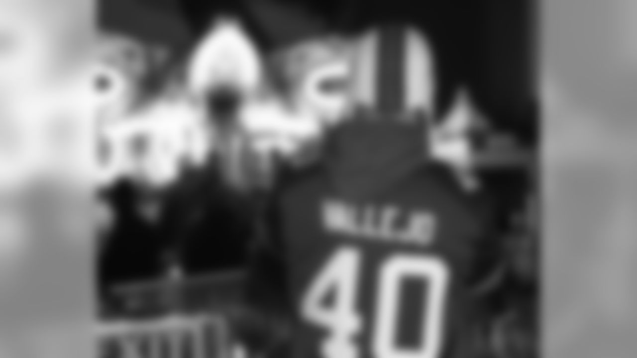 LB Tanner Vallejo (40)