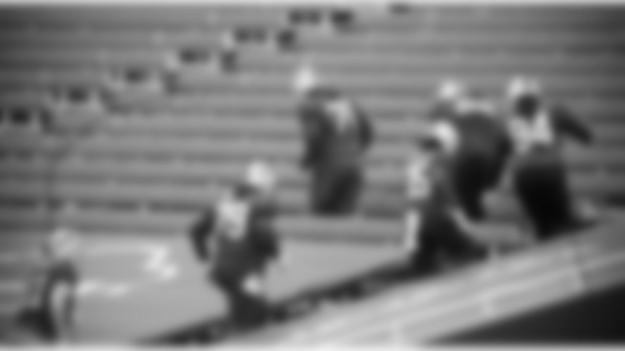 Offense celebrates an end of practice touchdown by doing the wave. Buffalo Bills Week 17 practice, January 1, 2021.
Photo by Bill Wippert
