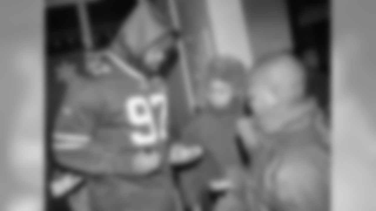 DE Marquavius Lewis (97)