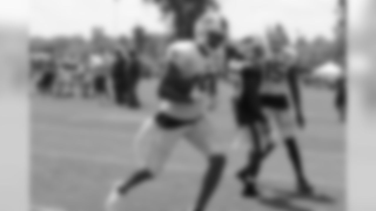 Wide receiver Robert Woods (10) running with the ball on the field.