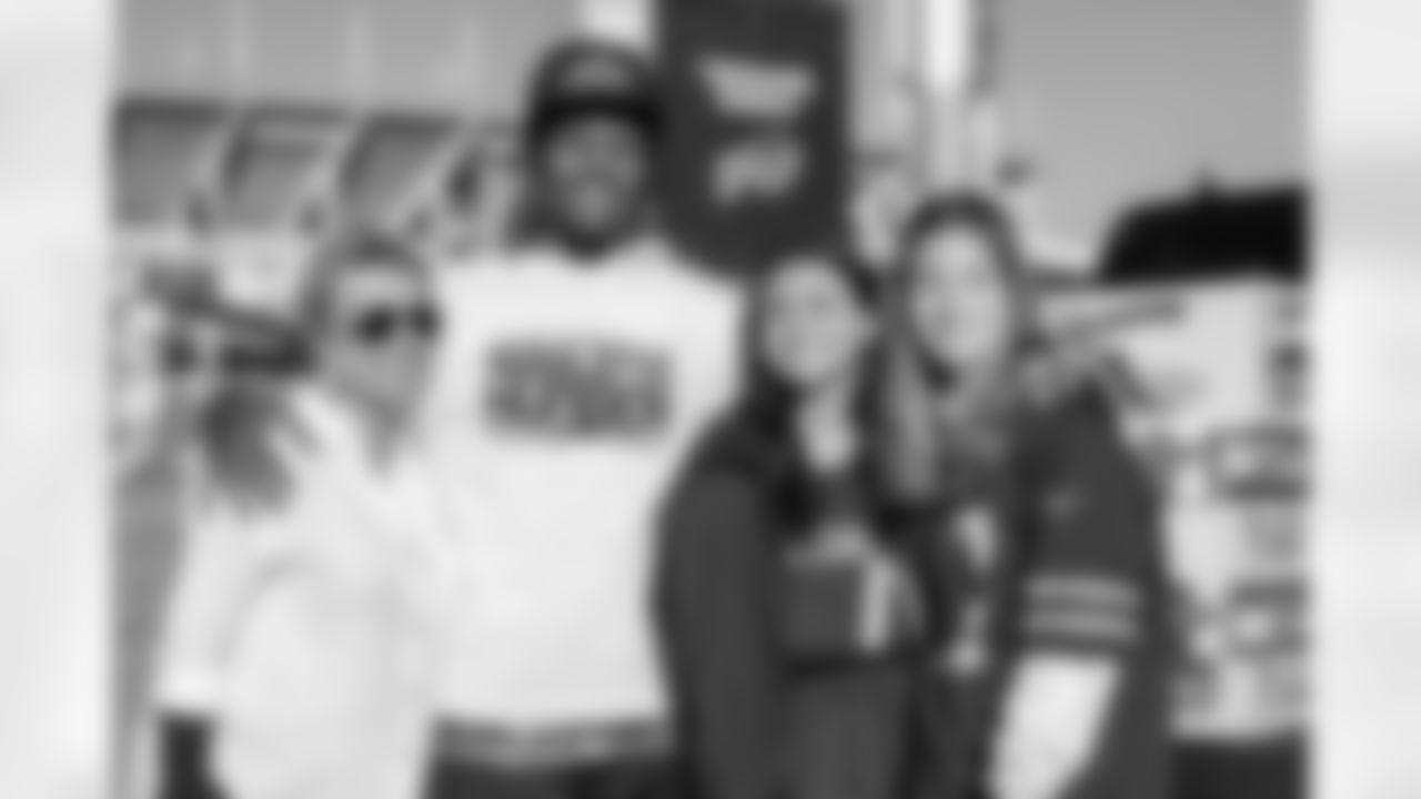 102722_Bills_Huddle_For_Hunger_57