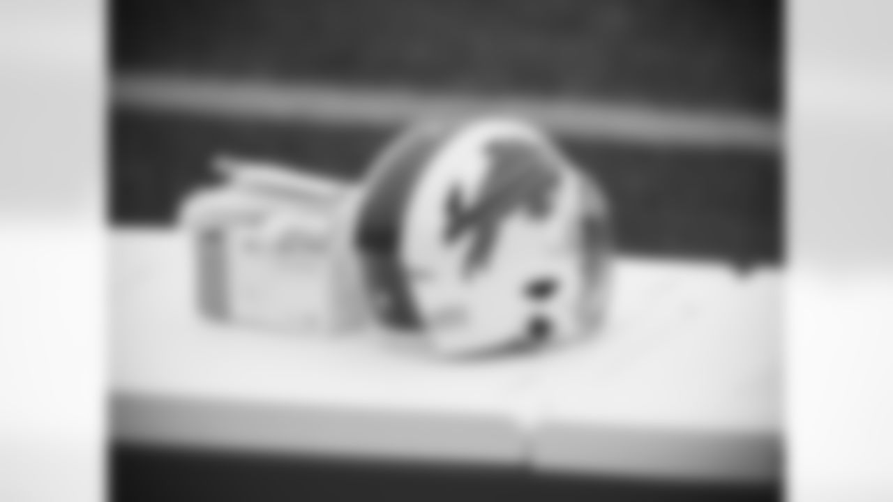 Surgical masks on the sidelines. Buffalo Bills Week 17 practice, January 1, 2021.
Photo by Bill Wippert