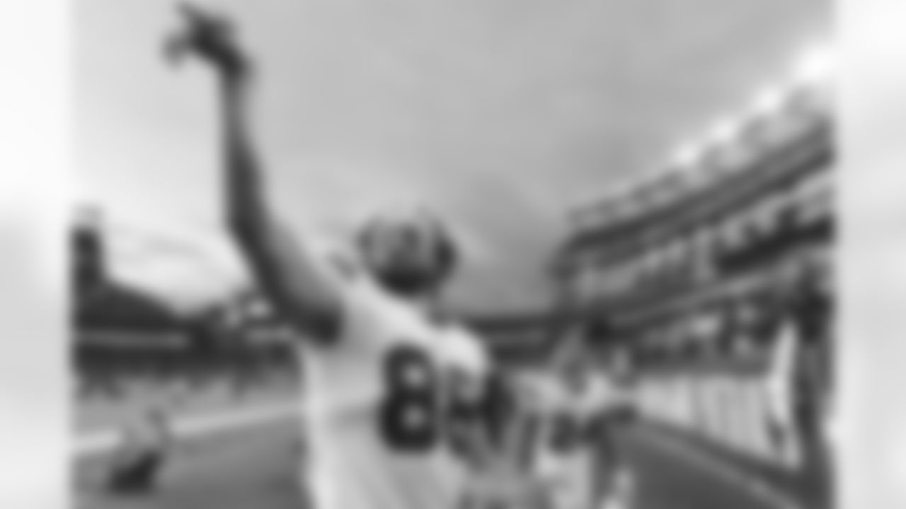 Buffalo Bills tight end Dawson Knox (88) celebrates after an NFL football game against the New England Patriots on Sunday, December 26, 2021 in Foxborough, Massachusetts. (Kathryn Riley/NFL)