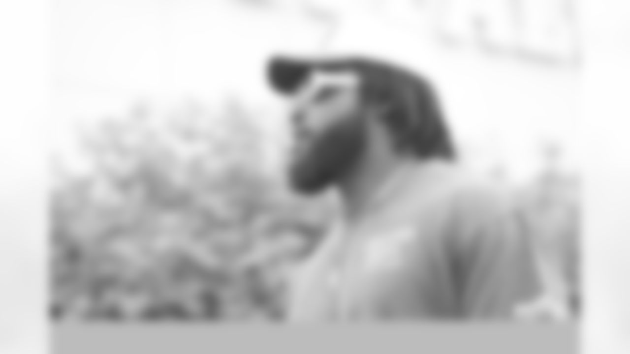 081223-arrivals-bills-colts051