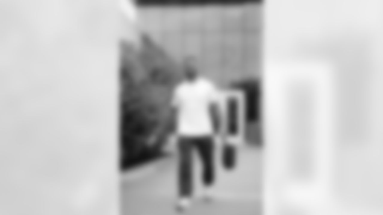 081223-arrivals-bills-colts039