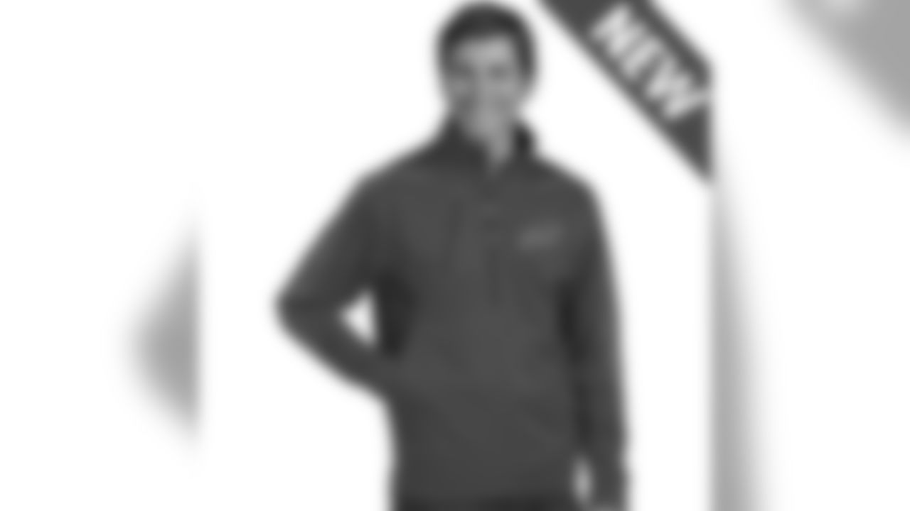 Antigua's Discover Buffalo Bills Jakcet is made of Desert Dry Xtra-Lite D2XL interlock bonded polyester to create a water resistant membrane to battle those cold winter games at The Ralph! Features long sleeve 1/2 zip pullover with contrast insets and mesh lining to combat anything mother nature can throw at you!