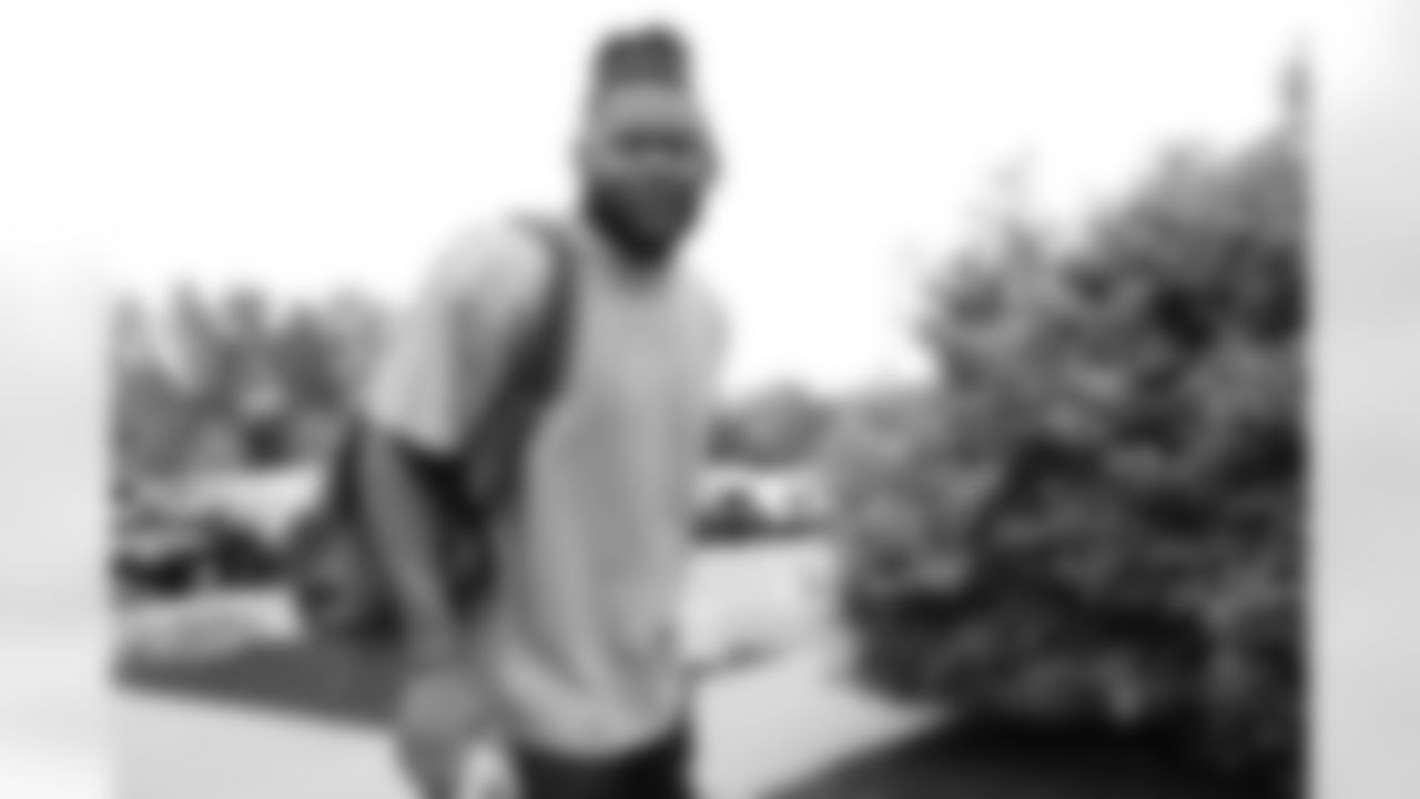 081223-arrivals-bills-colts013