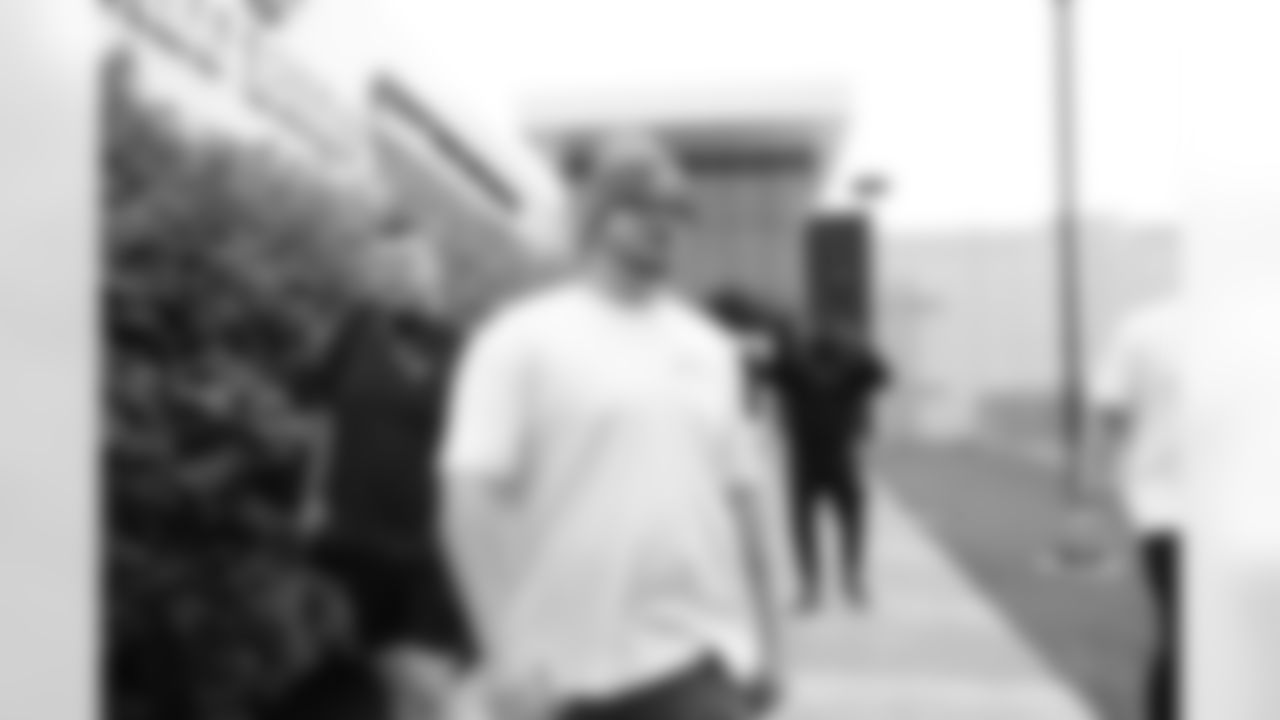 081223-arrivals-bills-colts050