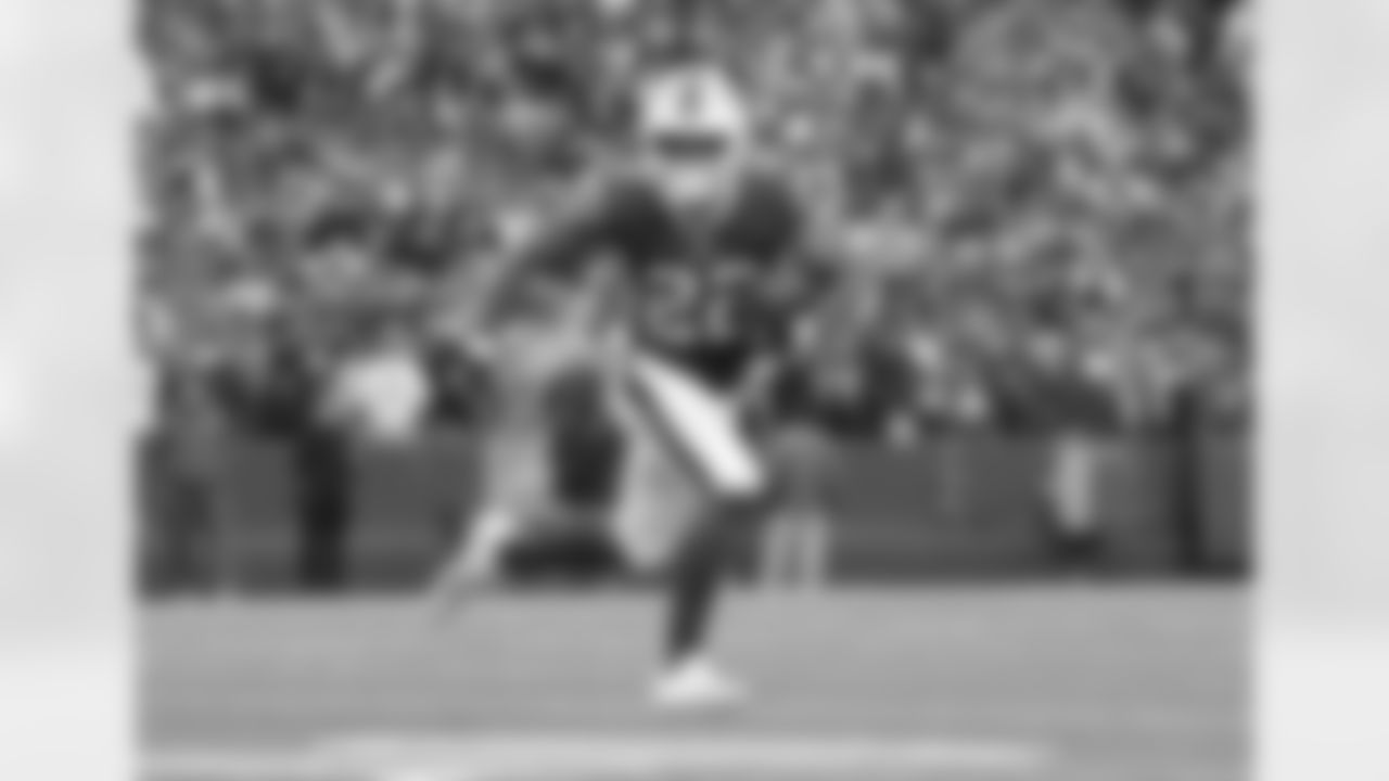 Matt Breida (22) Buffalo Bills vs Indianapolis Colts at Highmark Stadium, November 21, 2021. Photo by Bill Wippert