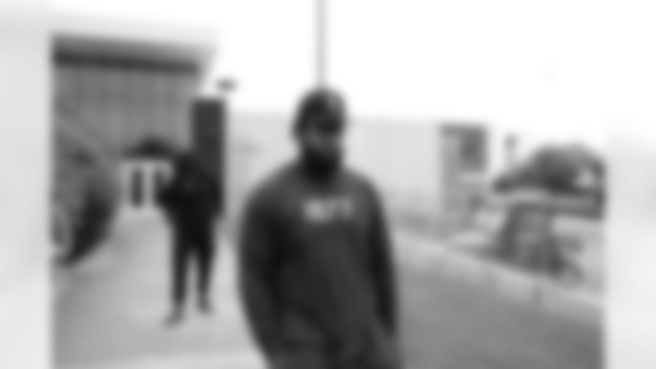 081223-arrivals-bills-colts049