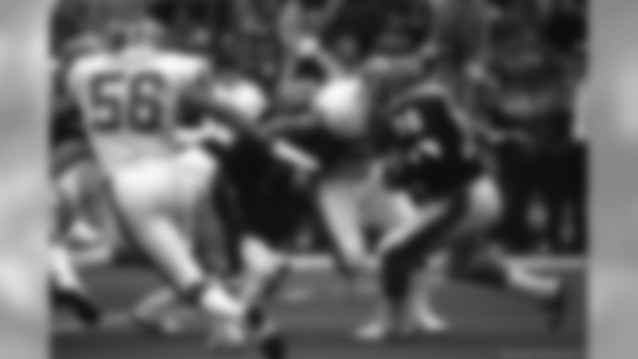 January 8, 1989 | Cincinnati Bengals running back Ickey Woods (30) runs upfield during the 1988 AFC Championship NFL Game against the Buffalo Bills in Cincinnati, OH.