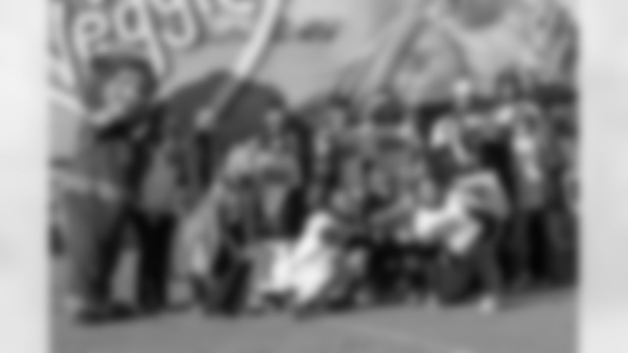 102722_Bills_Huddle_For_Hunger_1