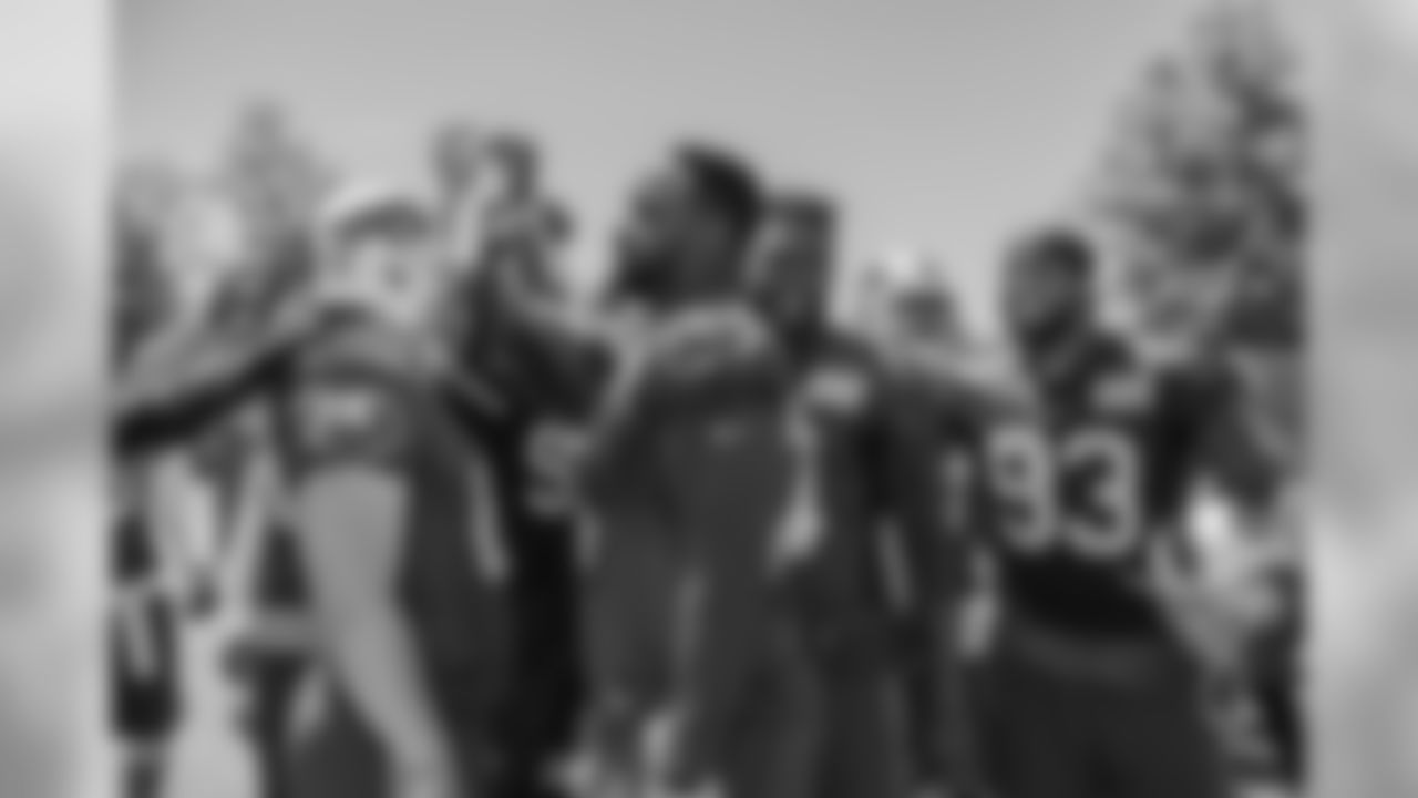 Bills players huddle together at minicamp.
