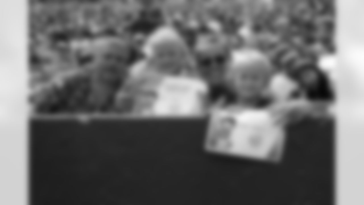 081223-fans-bills-colts017