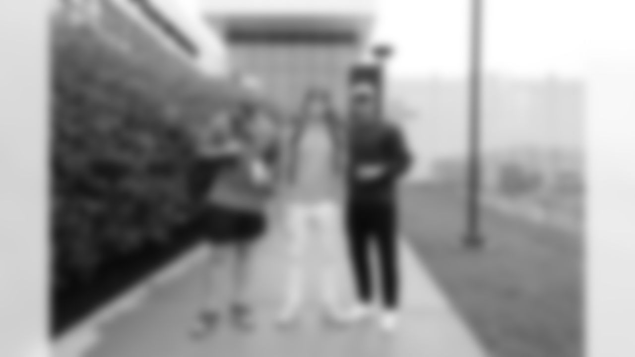 081223-arrivals-bills-colts003