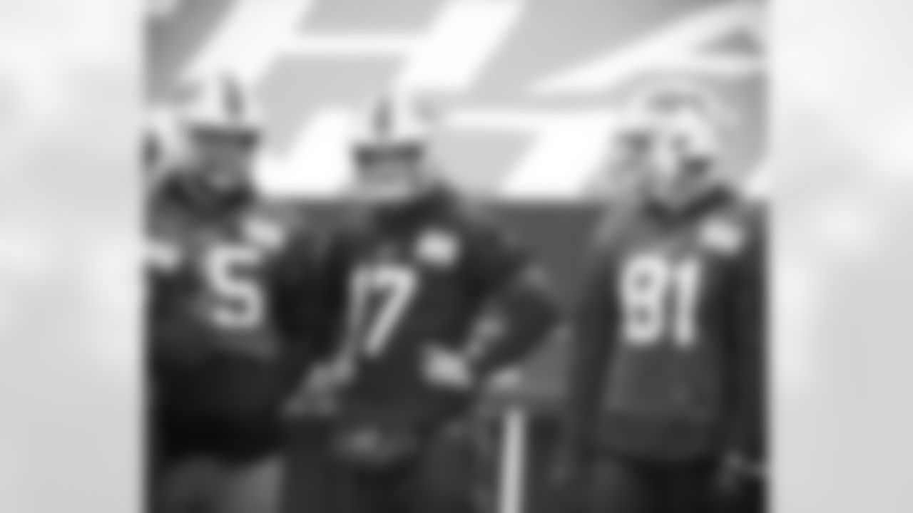Lee Smith (85), Josh Allen (17), Tyler Kroft (81). Buffalo Bills Week 17 practice, January 1, 2021.
Photo by Bill Wippert