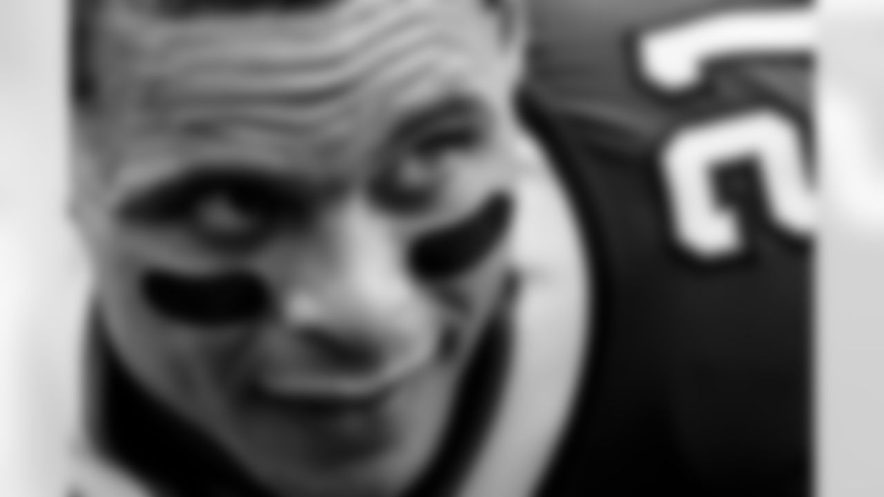 Jordan Poyer (21) warms up. Buffalo Bills vs Indianapolis Colts at Highmark Stadium, November 21, 2021. Photo by Ben Green