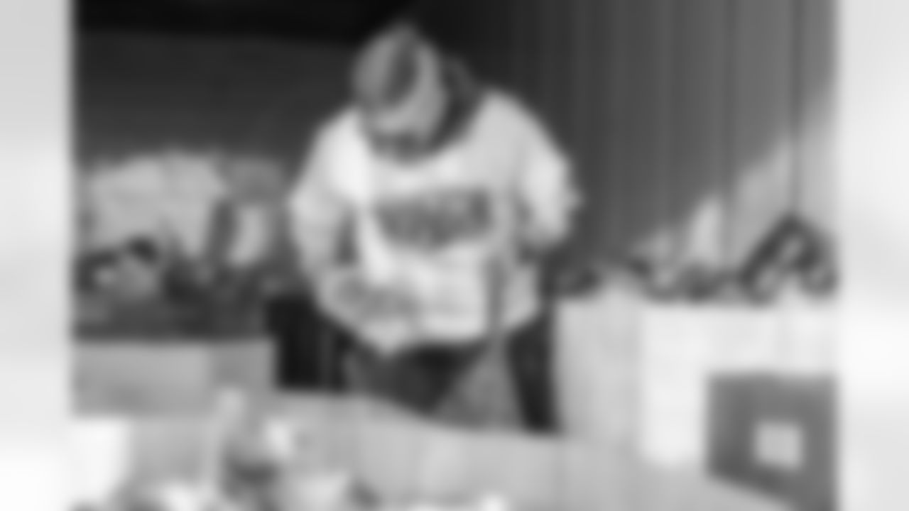 102722_Bills_Huddle_For_Hunger_15