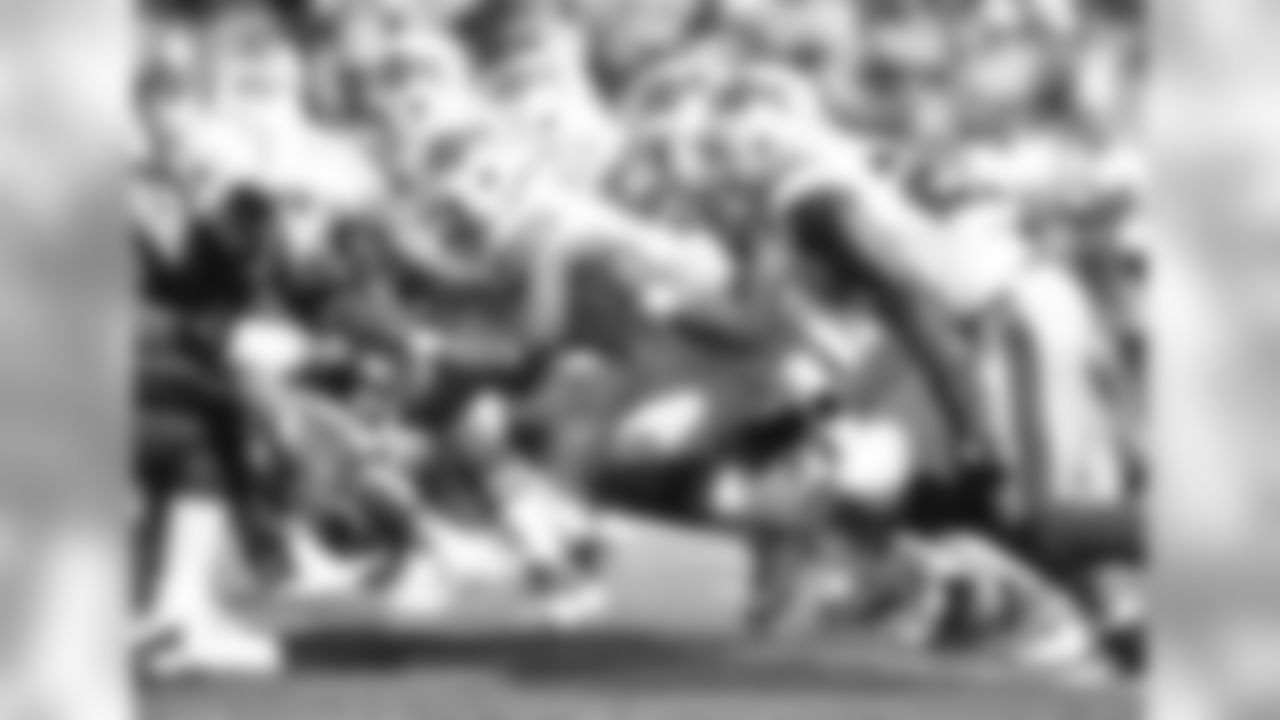 \Buffalo Bills linebacker Lorenzo Alexander (57) leads the defensive charge at the line of scrimmage. Buffalo Bills vs Los Angeles Chargers at New Era Field, September 16, 2018.
Photo by Craig Melvin
