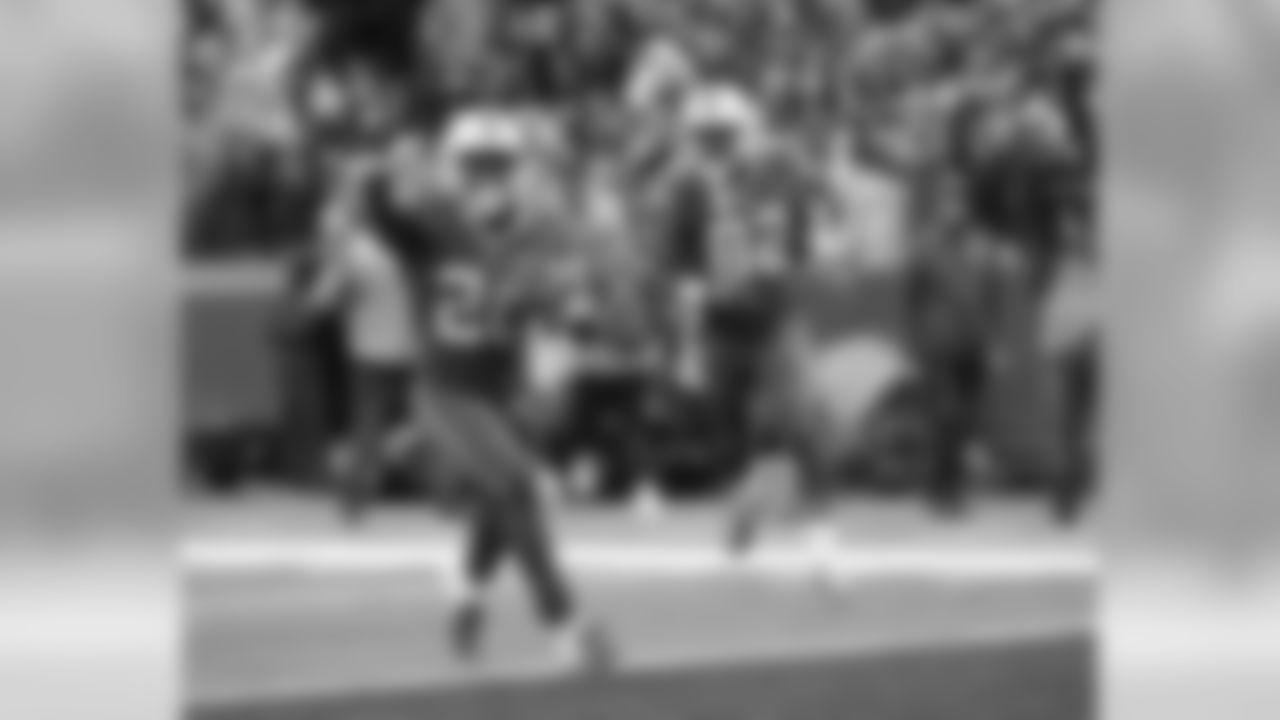 Buffalo Bills running back Devin Singletary (26) runs the ball in for a touchdown. Buffalo Bills vs Philadelphia Eagles at New Era Field on October 27, 2019. Photo by Craig Melvin
